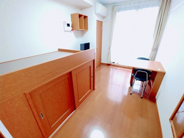 神戸市西区伊川谷町有瀬のアパートの居間・リビング|1F:フローリング　２Ｆ：カーペット