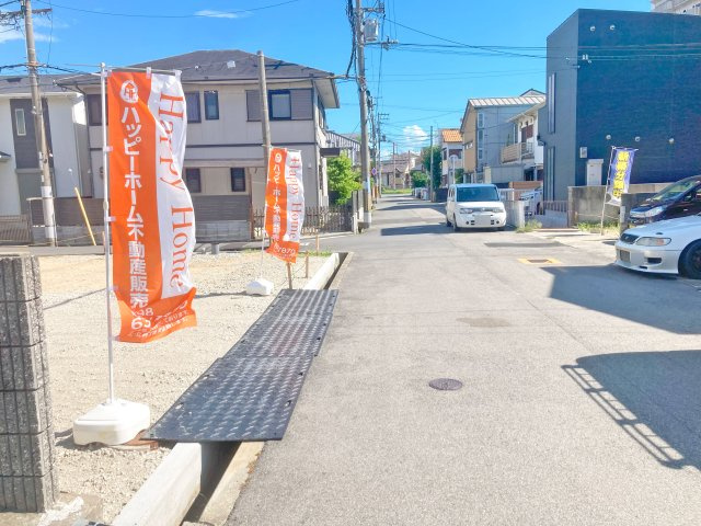 尼崎市三反田町2丁目建築条件無売土地の前面道路含む現地写真|現地（2025年7月）撮影。前面道路幅員約6ｍ。北側から南に向かって撮影した写真です。