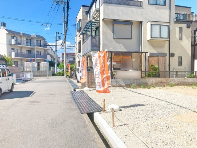 尼崎市三反田町2丁目建築条件無売土地の前面道路含む現地写真|現地（2025年7月）撮影。前面道路幅員約6ｍ。南側から北に向かって撮影した写真です。