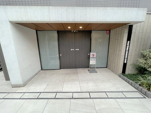 グランウィッシュ浅草EASTのエントランス|◎緑に囲まれたお洒落なエントランス。日々のお出かけ時にも癒しを与えてくれます
