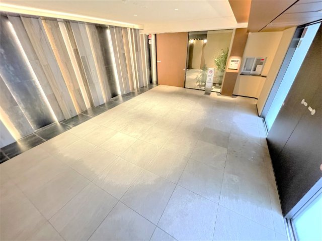 グランウィッシュ浅草EASTのエントランス|◎広々としたエントランスが開放感を演出。居住者をあたたかく迎え入れてくれます♪