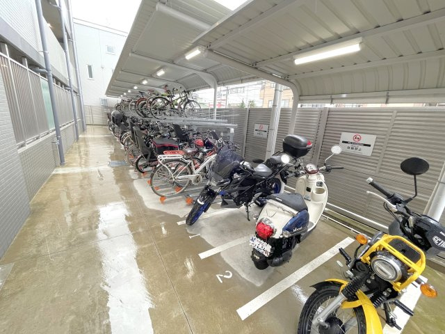 グランウィッシュ浅草EASTの駐輪場|敷地内の駐輪場&バイク置き場。屋根付なので雨の日でも濡れずに乗り降りできます♪
