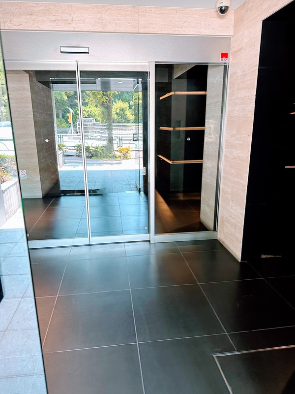 MALULANI 南青山のエントランス