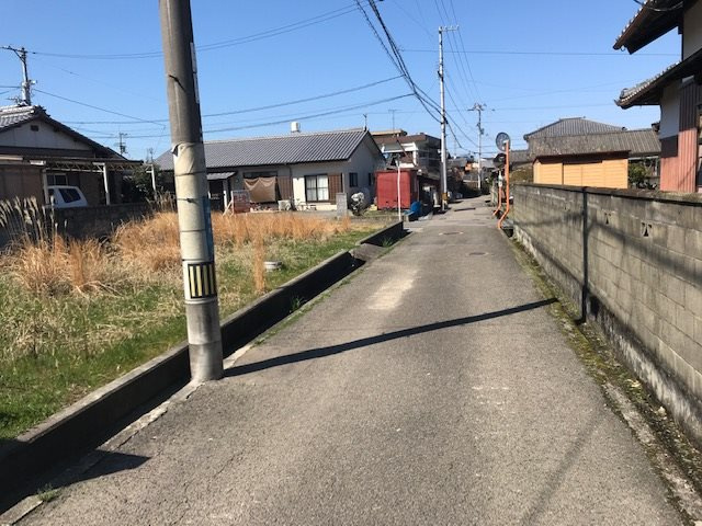 西泉町　売土地の前面道路含む現地写真