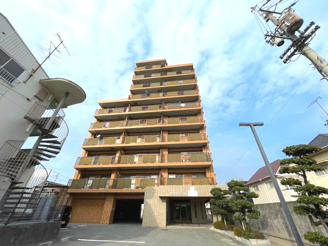 ダイアパレス久万ノ台の外観|おしゃれな雰囲気や自然の潤い、親しみやすさといった個性を、街に新たな価値をもたらし続けてくれます。