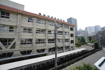 【展望】 | 【上質リノベ】国泰寺パークマンション | 【眺望】
目の前は道路を挟んで学校の校舎があり、
開けた視界が確保されています。距離感があるので圧迫感は少なく、
街中ながら落ち着いた雰囲気も。
子どもたちの声や外の音も、二重窓で気になりにくく安心！