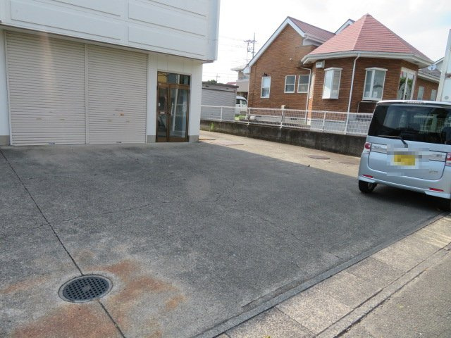 東松山市沢口町の倉庫の駐車場