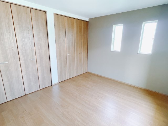 【新築戸建】前橋市山王町7期の寝室|■主寝室（A号棟）｜寝室にはアクセントクロスをあしらい、ホテルのような落ち着いた空間を演出しました。南向きなので陽当りも良く、朝は爽やかな陽射しがお部屋を包みます☆