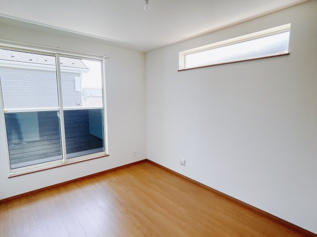 【新築戸建】前橋市山王町7期の洋室|■2階洋室（A号棟）｜お子様の一人部屋にピッタリな洋室。木のぬくもりを感じるフローリングは、天然木の味わいが時とともに深みを増していきます。また、傷にも強く、フリーワックスでお手入れもラクラクです♪