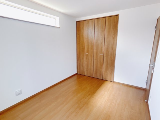 【新築戸建】前橋市山王町7期の洋室|■2階洋室（A号棟）｜ナチュラルカラーの床です。模様替えなどとても楽しく工夫できます♪陽当たり、風通しもとても良いので毎日快適な生活スタートです！子供部屋にも良いですね♪