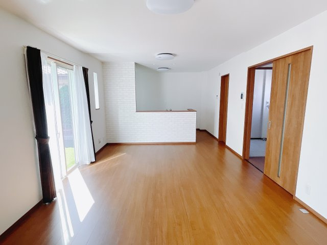 【新築戸建】前橋市山王町7期の居間・リビング|■リビング（A号棟）｜陽当たり良好のリビングダイニング♪賃貸では叶わなかった、お友達とのホームパーティや大音量で映画やテレビを楽しむことができます(*^^*)