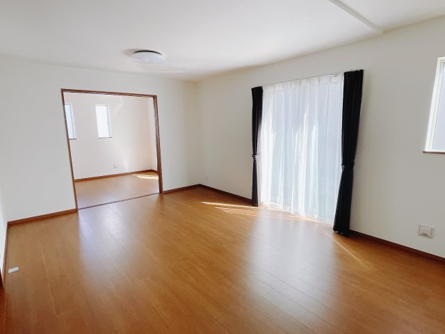 【新築戸建】前橋市山王町7期の居間・リビング|■リビング（A号棟）｜落ち着きのある表情を見せるリビングダイニング。太陽の光がたっぷり差し込むリビングは、自然とご家族が集まる居心地の良い空間です。