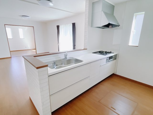 【新築戸建】前橋市山王町7期のキッチン|■キッチン（A号棟）｜ワークトップの幅が広く、お子様といっしょにお料理をつくったり、ちょっとしたパーティーも楽しめます。フラットなのでお掃除がしやすいのもポイントです♪