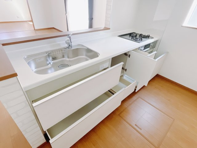 【新築戸建】前橋市山王町7期のキッチン|■キッチン（A号棟）｜全スライド式収納キッチン♪お皿や鍋の出し入れもラクラクです（＾＾）！
