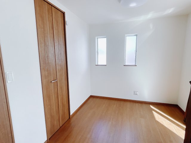 【新築戸建】前橋市山王町7期の洋室|■1階洋室（A号棟）｜リビング横の洋室になっています♪収納＆窓付きの快適な空間になっています♪