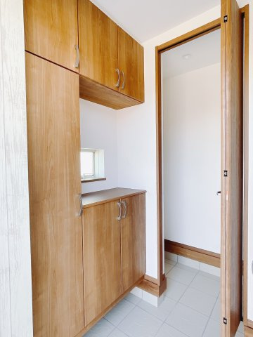 【新築戸建】前橋市山王町7期の玄関|■玄関（A号棟）｜毎日の「いってらっしゃい」や「お帰りなさい」を大切なご家族と過ごす玄関は〈使いやすさ〉を追求しております。玄関横の物入は急な来客時でもさっとお片付けできるスペースを確保しています。