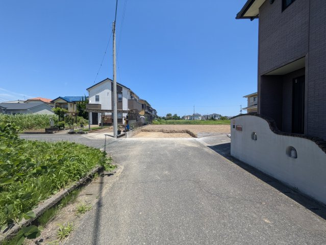 東金市川場1区画／建築条件付き売地の前面道路含む現地写真