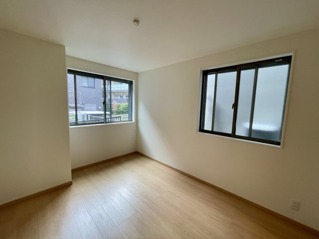 板橋区徳丸4丁目　豊かな採光×好立地　新築戸建の洋室