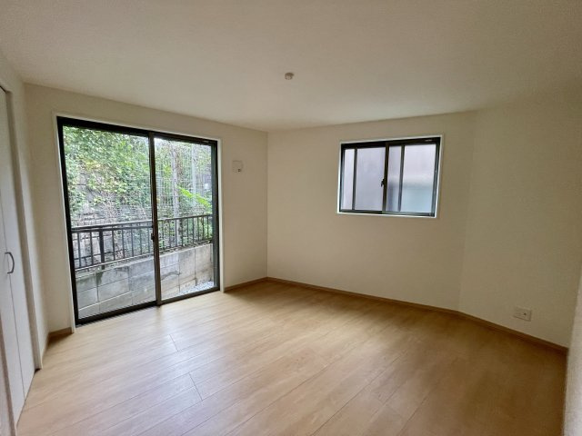 板橋区徳丸4丁目　豊かな採光×好立地　新築戸建の洋室