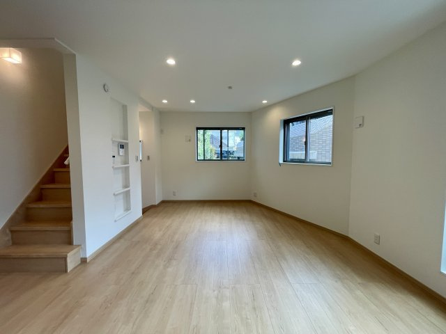 板橋区徳丸4丁目　豊かな採光×好立地　新築戸建の居間・リビング