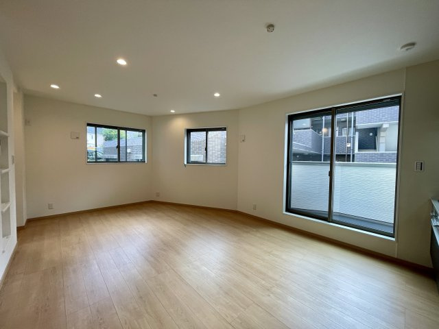 板橋区徳丸4丁目　豊かな採光×好立地　新築戸建の居間・リビング