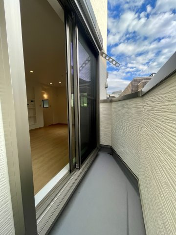 板橋区徳丸4丁目　豊かな採光×好立地　新築戸建のバルコニー