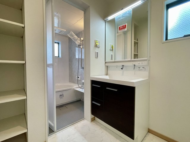 板橋区徳丸4丁目　豊かな採光×好立地　新築戸建の洗面所