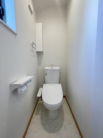 板橋区徳丸4丁目　豊かな採光×好立地　新築戸建のトイレ