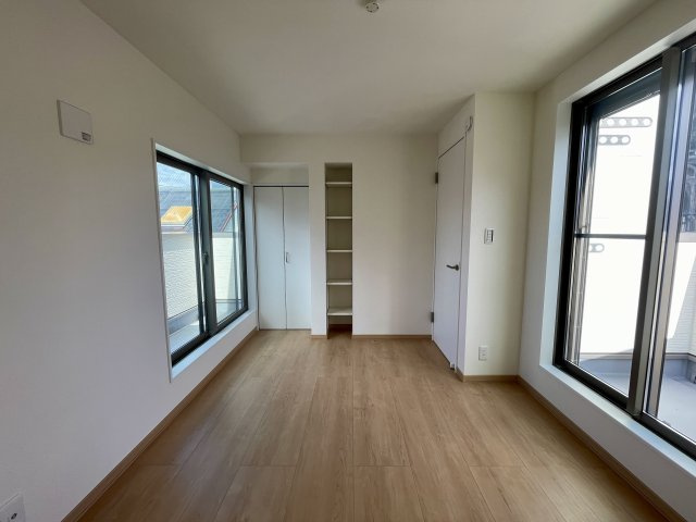 板橋区徳丸4丁目　豊かな採光×好立地　新築戸建の洋室