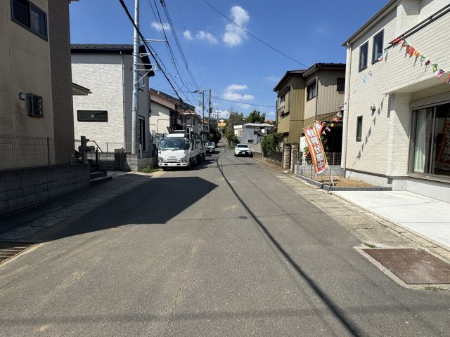 松戸市平賀新築戸建（北小金21期）の前面道路含む現地写真|南側前面道路・幅員約8ｍ