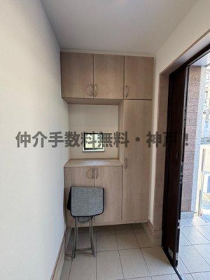 【玄関】 | 神戸市垂水区南多聞台3丁目　新築戸建A号棟　仲介手数料無料！ | 収納もある玄関です