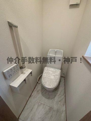 【トイレ】 | 神戸市垂水区南多聞台3丁目　新築戸建A号棟　仲介手数料無料！ | 落ち着いた色調のトイレです