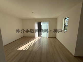 【居間・リビング】 | 神戸市垂水区南多聞台3丁目　新築戸建A号棟　仲介手数料無料！ | ゆったり過ごせるリビングです