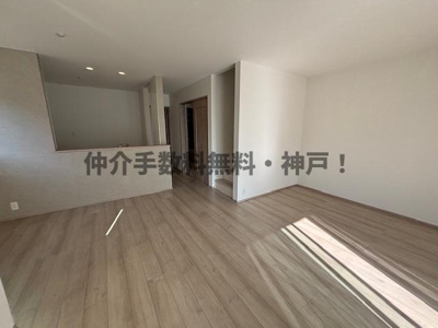 【居間・リビング】 | 神戸市垂水区南多聞台3丁目　新築戸建A号棟　仲介手数料無料！ | ゆったりとしたリビングです