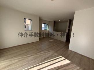 【居間・リビング】 | 神戸市垂水区南多聞台3丁目　新築戸建A号棟　仲介手数料無料！ | ゆったり過ごせる居間です