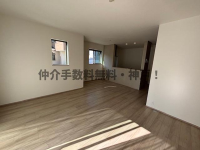 【居間・リビング】 | 神戸市垂水区南多聞台3丁目　新築戸建A号棟　仲介手数料無料！ | ゆったり過ごせる居間です