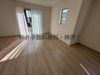 【居間・リビング】 | 神戸市垂水区南多聞台3丁目　新築戸建A号棟　仲介手数料無料！ | 使いやすい居間です