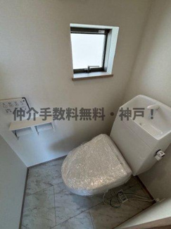 【トイレ】 | 神戸市垂水区南多聞台3丁目　新築戸建A号棟　仲介手数料無料！ | 落ち着いた色調のトイレです