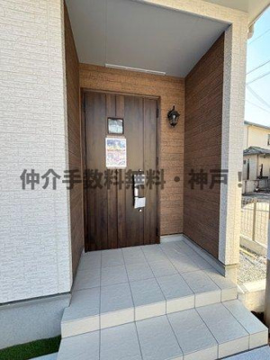 【玄関】 | 神戸市垂水区南多聞台3丁目　新築戸建A号棟　仲介手数料無料！ | ゆったりとした玄関です