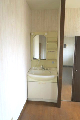 【洗面所】 | メゾン太陽 | 玄関横に独立洗面台があります。