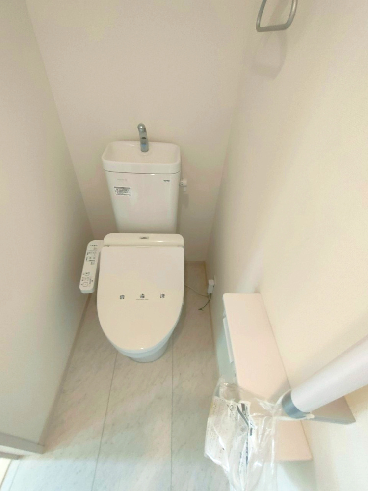 三郷市　彦糸1丁目　　中古戸建の洗面所|脱衣スペースもあります