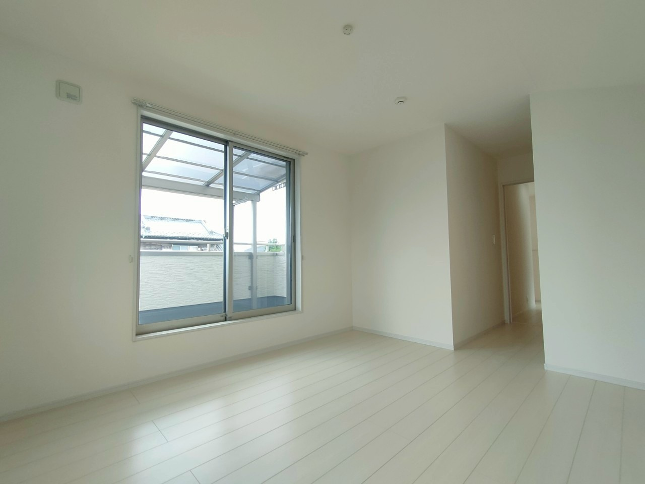 三郷市　彦糸1丁目　　中古戸建の玄関|収納もある玄関です