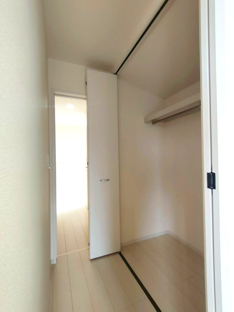 三郷市　彦糸1丁目　　中古戸建の玄関|明るい玄関です