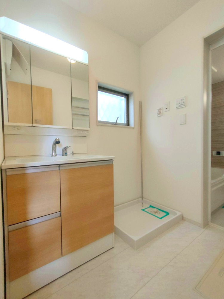 三郷市　彦糸1丁目　　中古戸建の居間・リビング|おしゃれな居間です