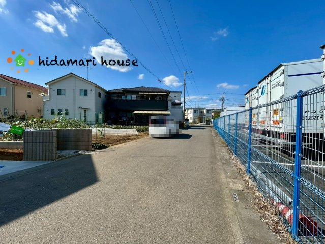 伊奈町西小針1丁目　新築戸建　ハートフルタウンAの前面道路含む現地写真