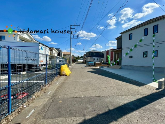 伊奈町西小針1丁目　新築戸建　ハートフルタウンAの前面道路含む現地写真