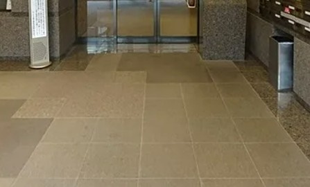 ルーブル都立家政伍番館のエントランス