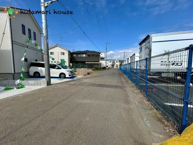 伊奈町西小針1丁目　新築戸建　ハートフルタウンBの前面道路含む現地写真