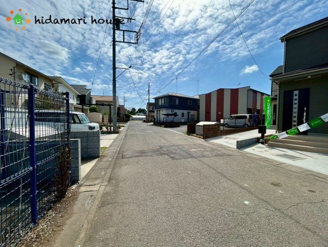 伊奈町西小針1丁目　新築戸建　ハートフルタウンBの前面道路含む現地写真