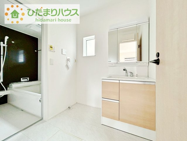 【独立洗面台】 | 守谷市けやき台2丁目24-1期　新築戸建　1号棟 | 三面鏡の大きな鏡は憧れます(^^♪
鏡の後ろは収納となっていて、細かいものでも収納できるのでスッキリと整理できます！